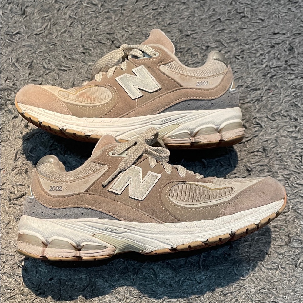 New balance 2002r